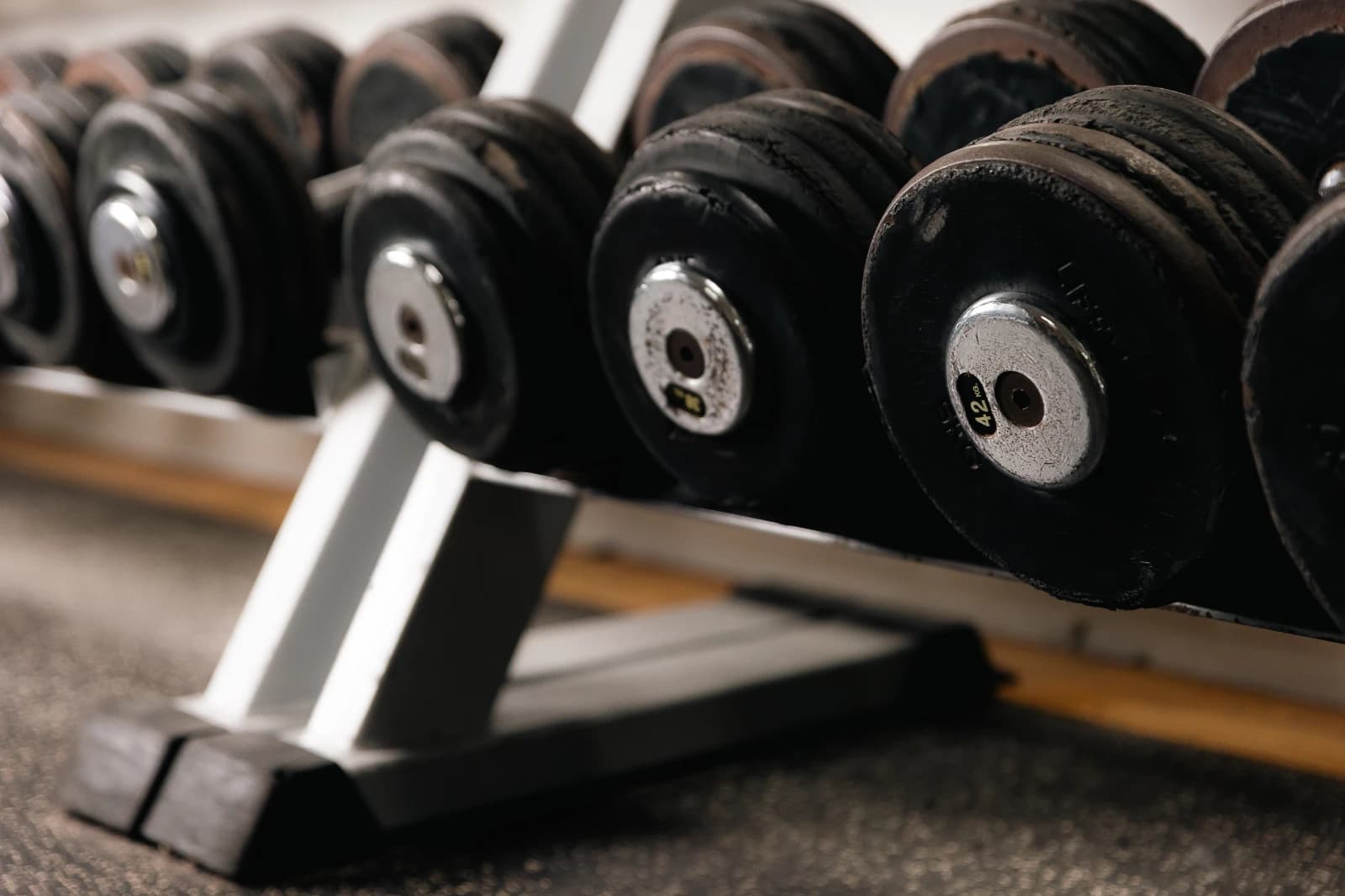 Rek met dumbbells.