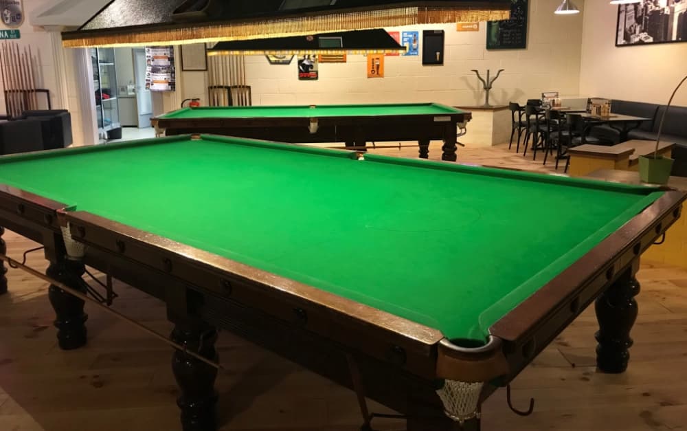 Foto van onze twee snookertafels.