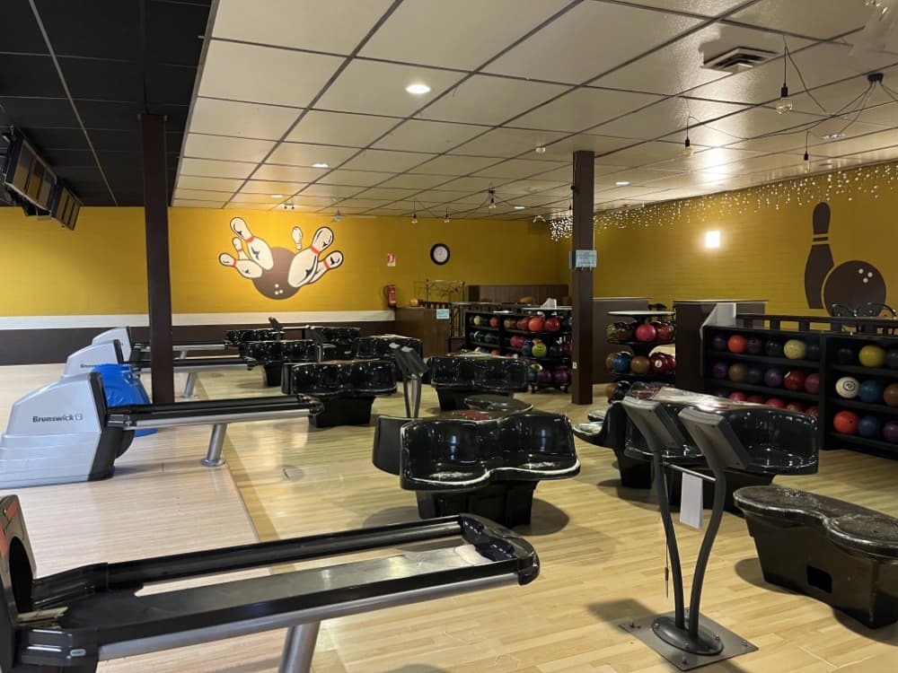 Bowling zitplaatsen en ballen.